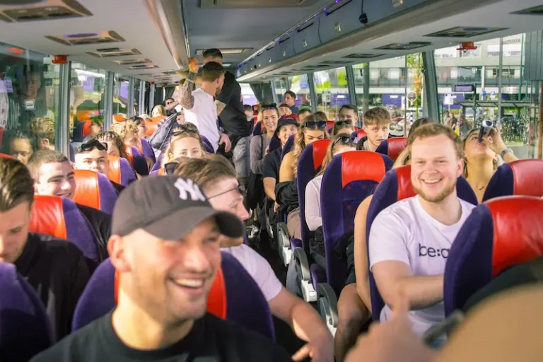Festivalgangers in een touringcar van eleven travel