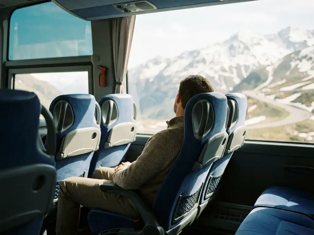 Passagier ontspant in luxe touringcar terwijl hij uitkijkt over berglandschap door panoramisch raam