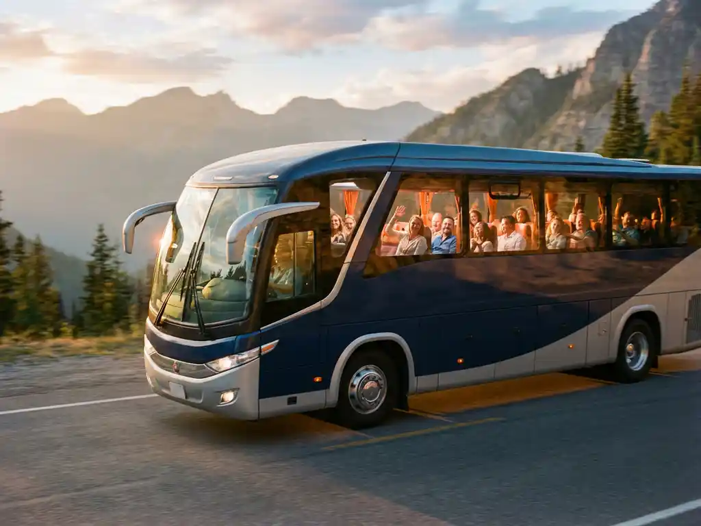 Luxe touringcar met panoramaramen rijdt door berglandschap, blije passagiers genieten van de reis in gouden zonlicht