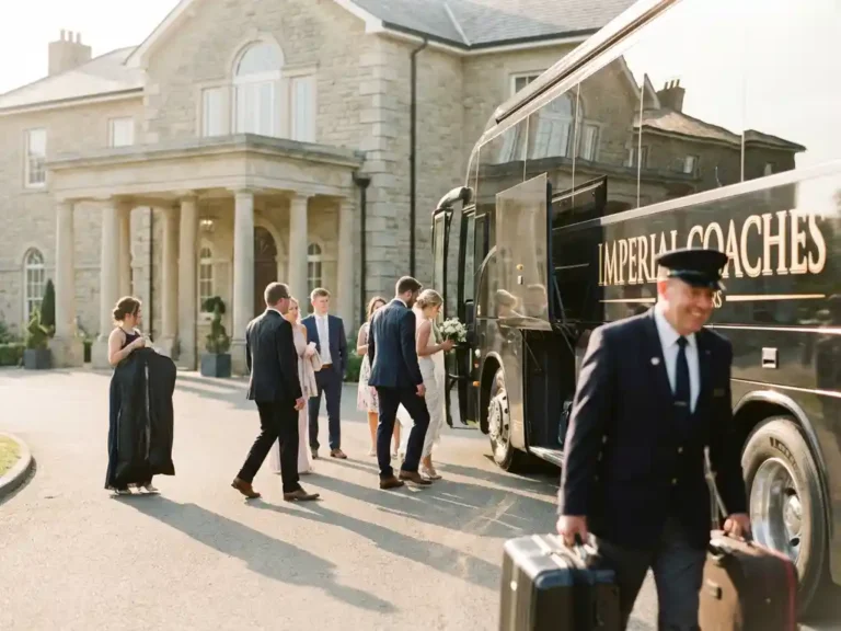 Luxe tourbus met chauffeur die bruiloftsgasten helpt instappen bij elegant evenementenlocatie tijdens gouden uur