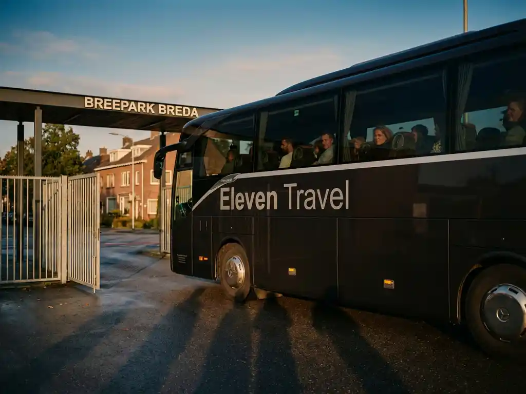 Eleven Travel tourbus arriveert bij de ingang van Breepark in Breda tijdens gouden uur met passagiers aan boord