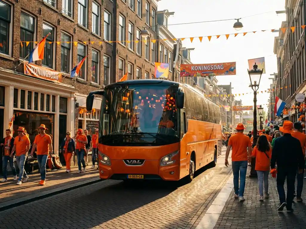 Oranje tourbus rijdt door Nederlandse straat vol Koningsdag-feestvierders in oranje kleding tussen feestelijke banners